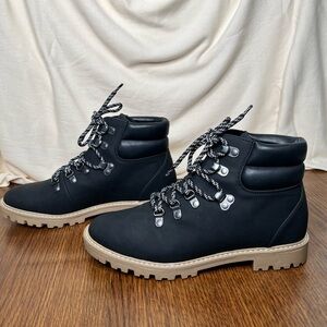 Universal Thread Women's Tully Lace-Up Winter Hiking Boots - Size 9. Brand new